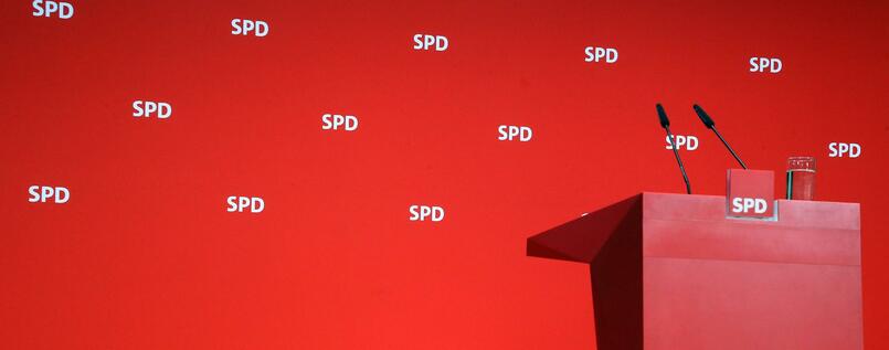 SPD Roter Redner Pult vor roter Wand mit SPD Schriftzug